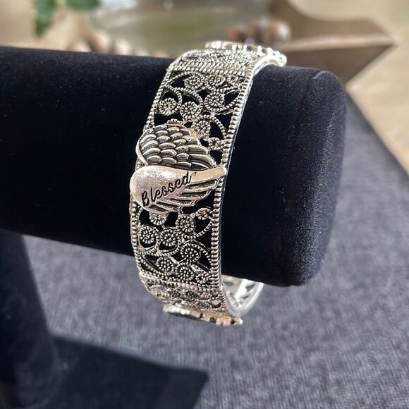 ANTIQUE SILVERTONE 'BELIEVE BLESSED FAITH' WING SCROLL BRACELET - Picture 3 of 5